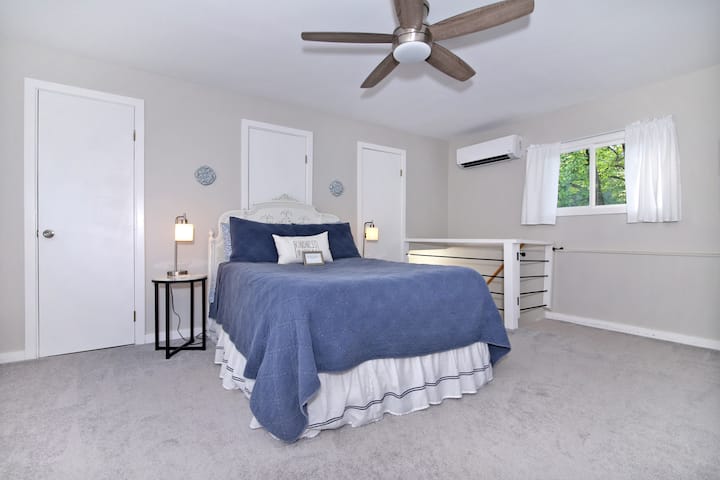 Удобна и привлечна, оваа соба ветува мирен ноќен сон за сите.