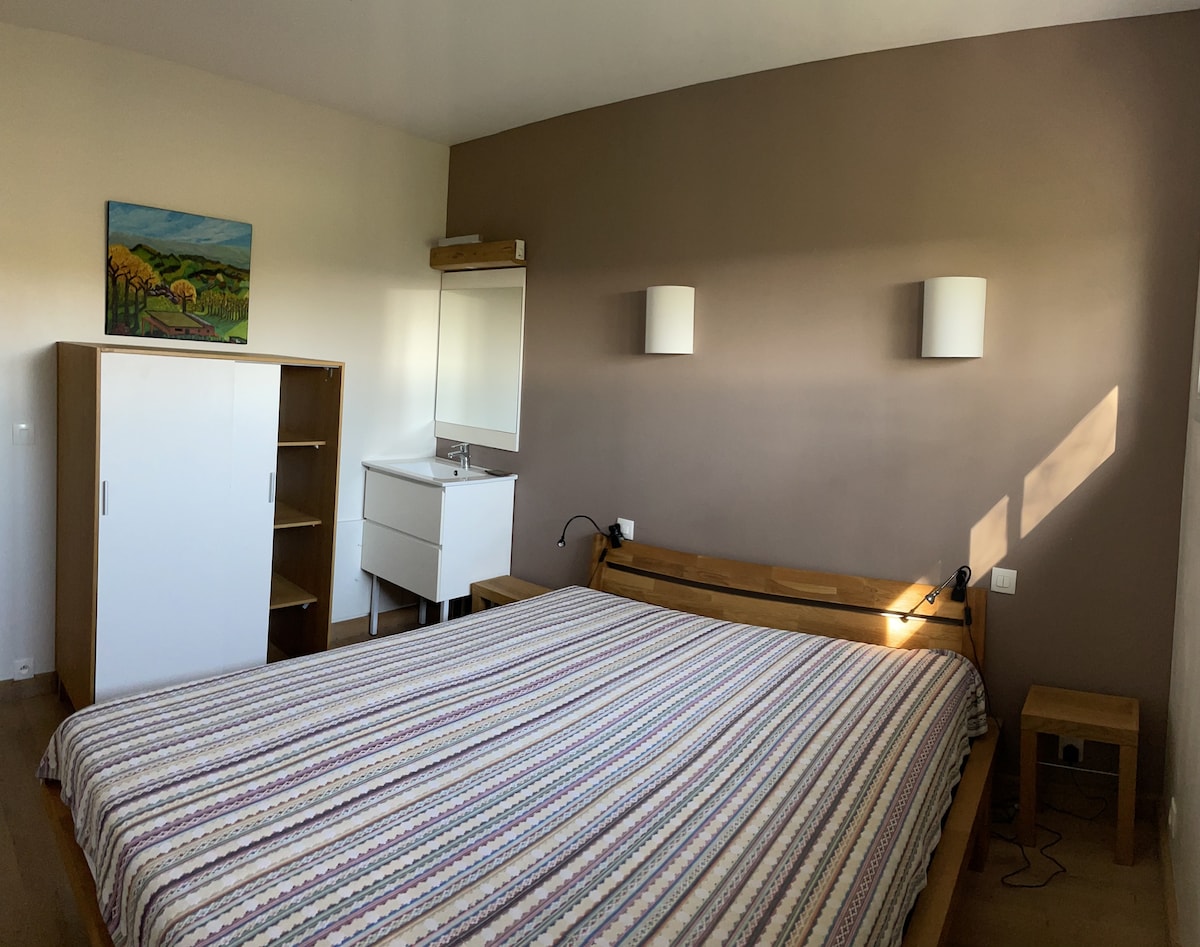 Chumba cha taupe kilicho na sinki