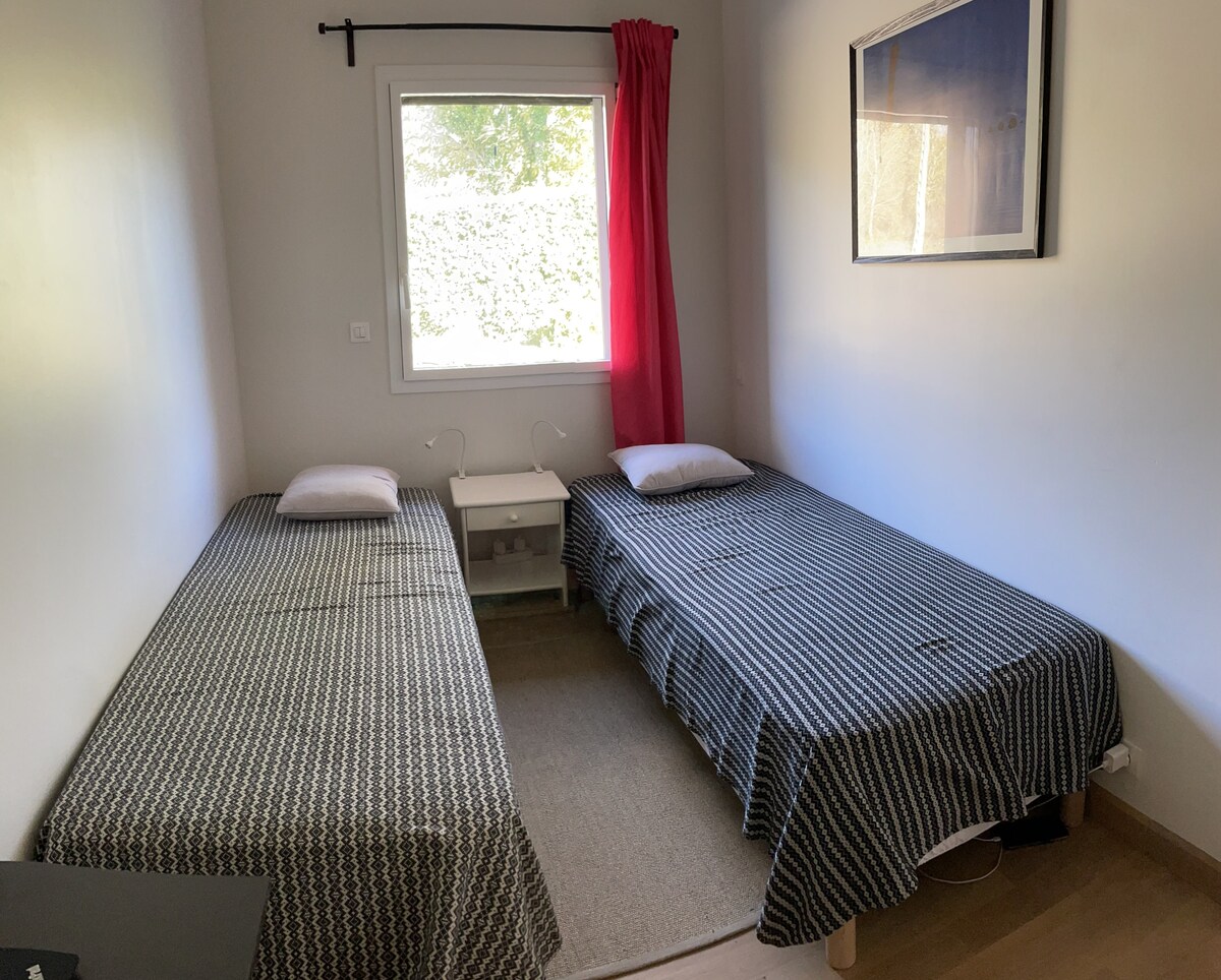 Chumba cha Mfinyanzi: vitanda 2 vya mtu mmoja au kitanda 1 cha malkia sentimita 160 x 200