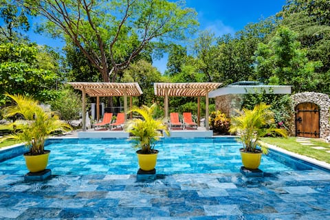 Luxury Apt W/Pool & A/C. Near Beach. FREE Parking