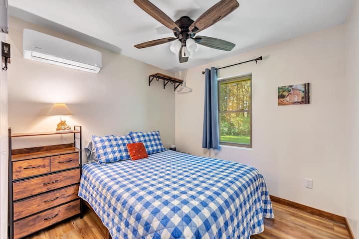 Спална соба бр. 3: брачен кревет (оваа соба е надвор од гаражата, но е лесно достапна) и има подно греење и Mr. Cool Mini Split за клима уред во текот на летото. 