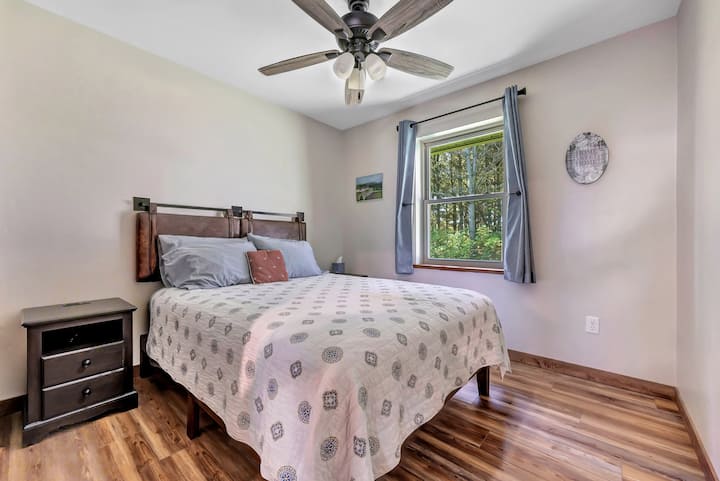 Спална соба бр.2: брачен кревет (широк 150 - 179 см)