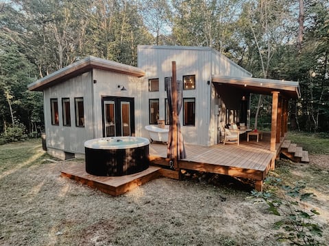 Modern Cabin w/ Hot Tub Near Fall Creek Falls