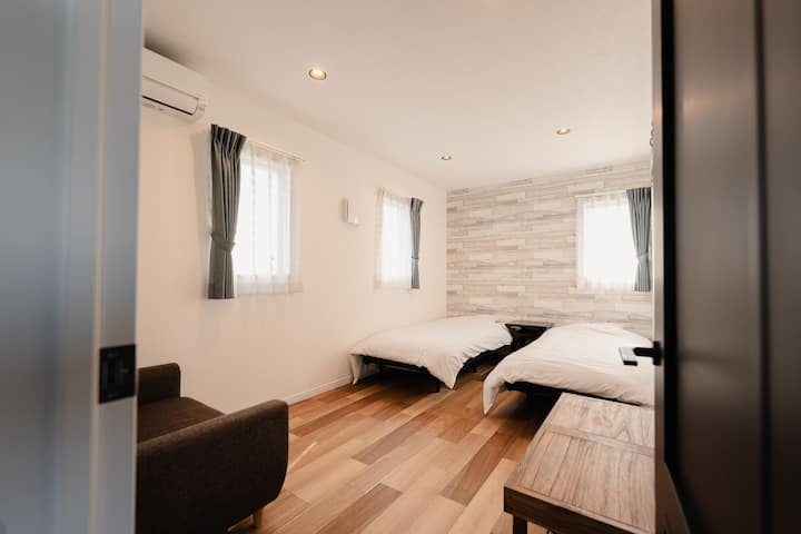 ベット2台＋ソファーベット1台で、窓も多く開放感あります