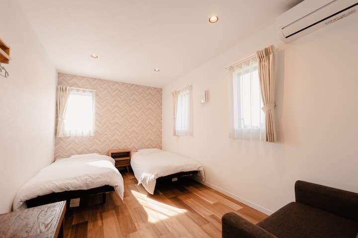 こちらの寝室は2名用ベット＋ソファーベットがございます。