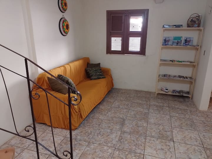 Sallon me divan krevat të rehatshëm.