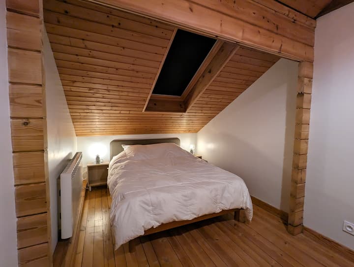 spálňa s manželskou posteľou