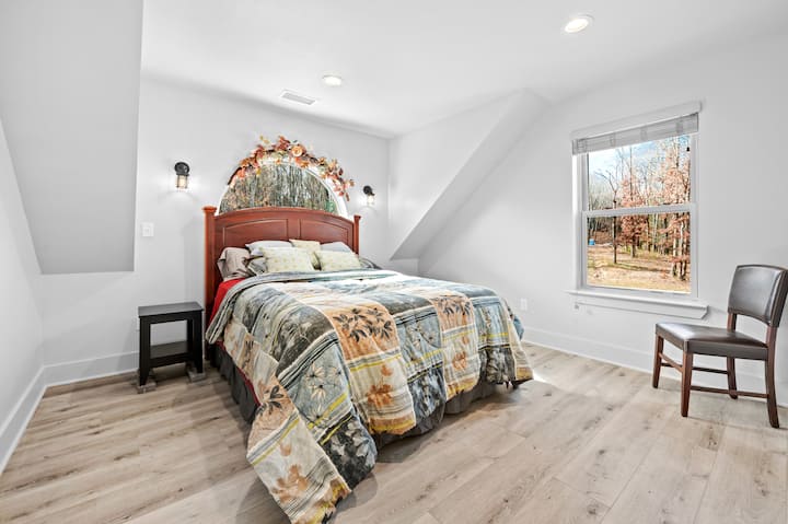 Lit queen size au deuxième étage, très spacieux.