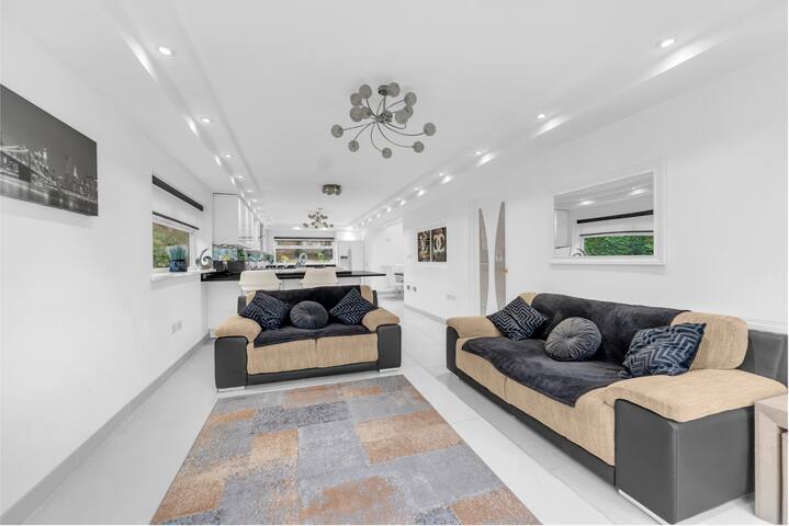 Manchester House Retreat, sleeps 18, Hen Do’s gallery image 4