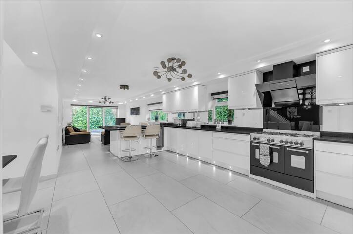 Manchester House Retreat, sleeps 18, Hen Do’s gallery image 3