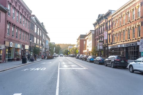 The Perfect Spot! A Downtown Montpelier Apartment