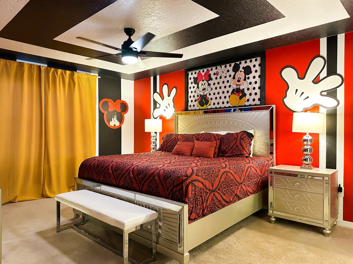 Ჩაყვინთეთ მიკის სამყაროში ამ თამამ საძინებელში: დრამატული წითელი და შავი ზოლიანი კედლები გარშემორტყმულია გლუვი ვერცხლის საწოლით, რომელსაც მოყვება ძლიერი წითელი თეთრეული და მიკი და მინი სათამაშოები. Სარკისებური ტუმბოები, თანამედროვე სამუშაო მაგიდა, ჩვილის საწოლი, სკამი, ჭერის ვენტილატორი             
