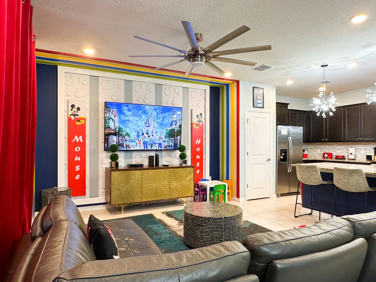 Ამ ღია კონცეფციის სივრცეში დაგხვდებათ სამზარეულო, მისაღები ოთახი და სასადილო სივრცე. Ჩვენი სამზარეულო სრულად აღჭურვილია. Მისაღებ ოთახში დაგხვდებათ ტელევიზორი, გასაშლელი დივანი და ჭერის ვენტილატორი. Აქვეა სასადილო სივრცე მაგიდით და სკამებით.       