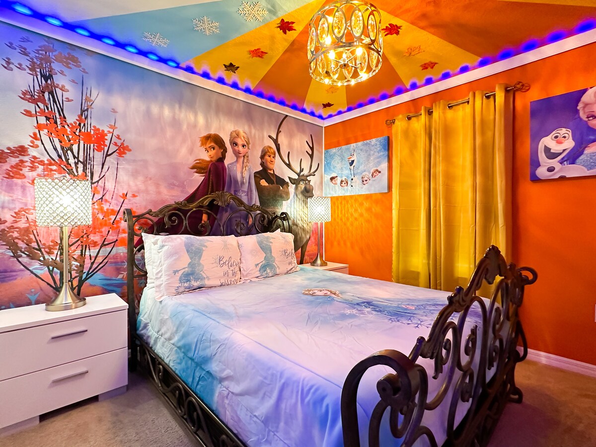 Შეაბიჯეთ მზისგან განათებულ გაყინულ საცხოვრებელში, სადაც თბილი ნარინჯისფერი კედლები ოქროსფერ-ყვითელი აქცენტებით ხვდება და ყინულოვან ლურჯ თეთრეულში გამოწყობილი რკინის საწოლის ჩარჩოში ჩარჩოში მოქცეული რკინის საწოლია. Შეწყვილებული თეთრი ტუმბოები, სარკისებური კომოდი, ბროლის ჭაღი, ჭერის ვენტილატორი და გამჭვირვალე გადასაფარებლები.                 