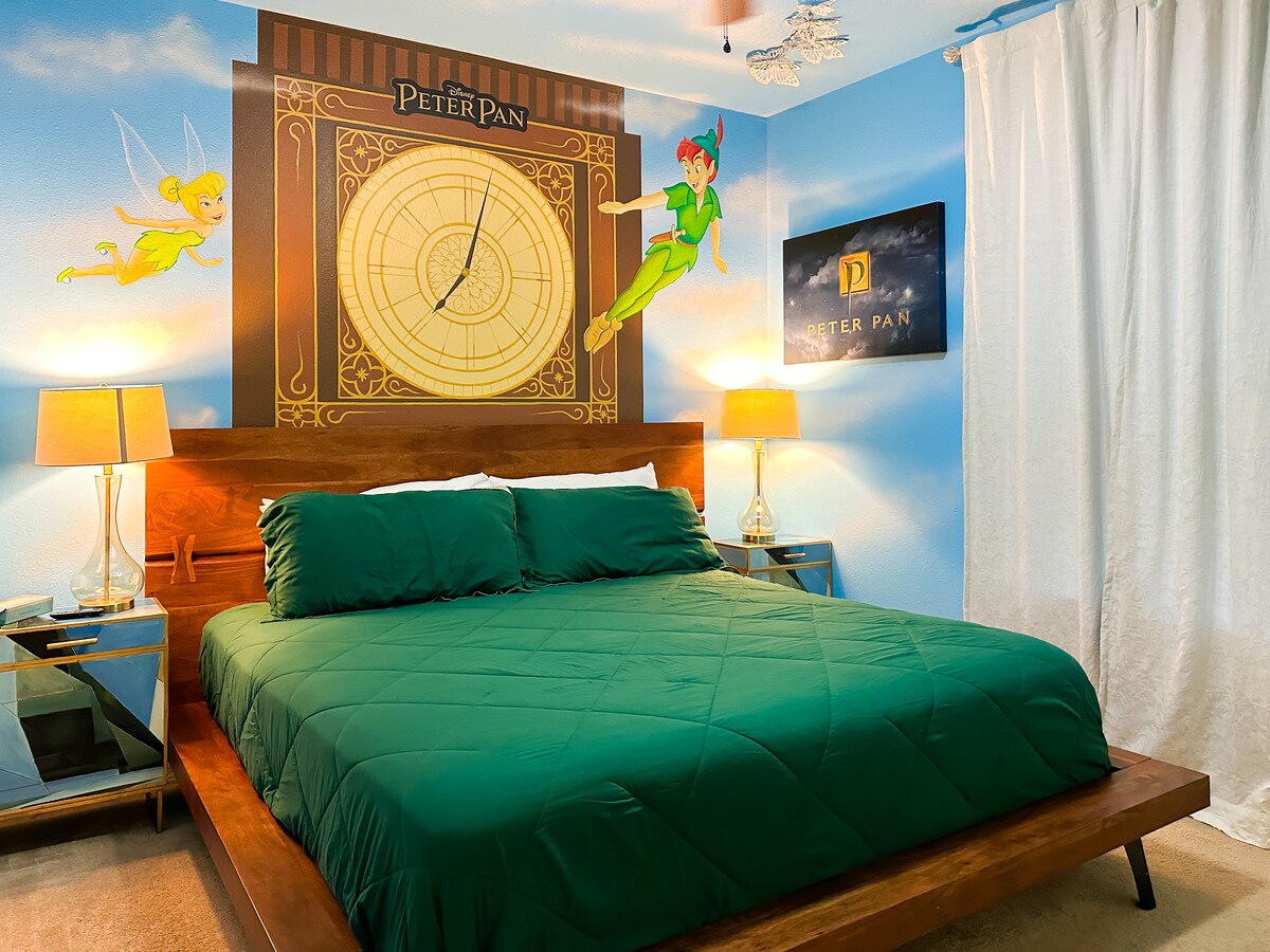 Გაისეირნეთ ნევერლენდში პიტერ პენის ამ მომაჯადოებელ საცხოვრებელში: ფუმფულა ღრუბლებითა და ტინკერბელის დეკალებით მოფენილი ცისფერი კედლები ხის საათის ინდივიდუალურ თავსაბურავში. Პლუშის ზურმუხტისფერი თეთრეული, სარკისებური ტუმბოები, რბილი გამჭვირვალე ფარდები და ჭერის ვენტილატორი.         