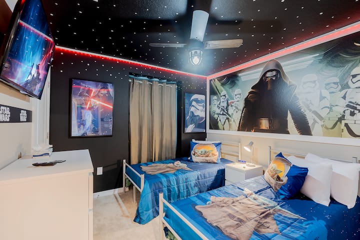 Смелите, готови да летят в далечна галактика „далеч “, в битка между силите на доброто и злото. Това е спалня с декорация на LED осветлението, две единични легла, нощно шкафче, скрин, вентилатор на тавана, лампа, килер и смарт телевизор.