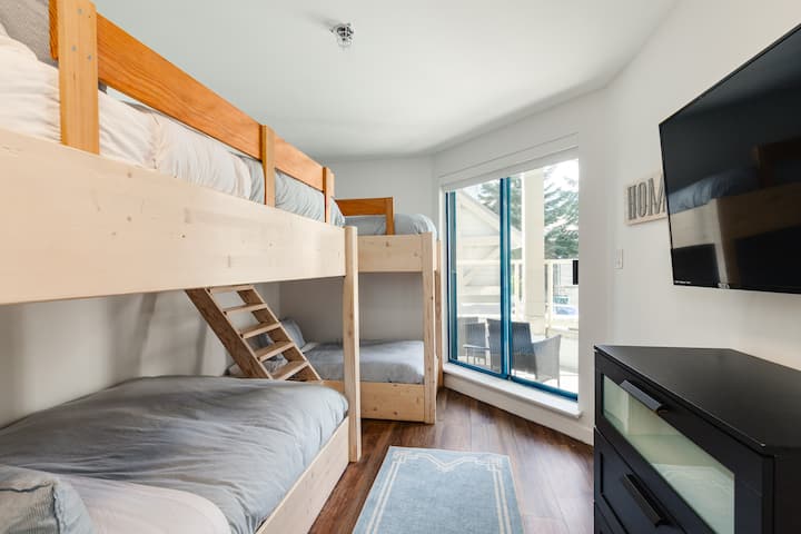 Მეორე საძინებელი - მყუდრო მეორე საძინებელი გთავაზობთ უამრავ საწოლს დამატებითი სტუმრებისთვის. Ორი ორსართულიანი საწოლი (ტყუპი ტყუპი და დედოფალი დედოფალი).