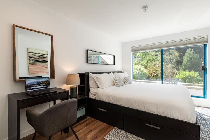 Ძირითადი საძინებელი - დატკბით აუზის ხედებით ძირითადი საძინებლიდან, რომელიც გთავაზობთ საწოლსა და სამუშაო სივრცეს