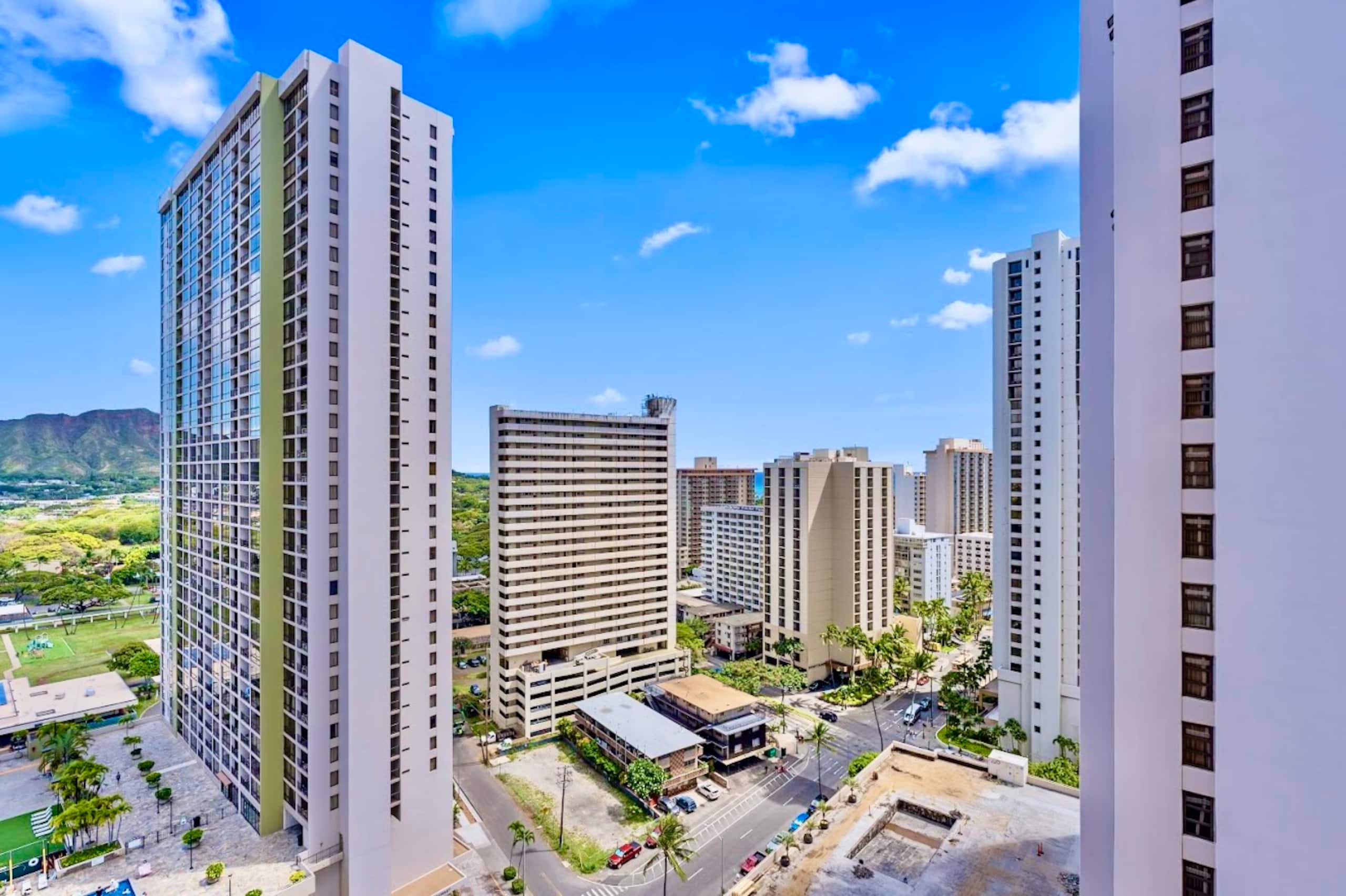 Condo in Honolulu · ★4.96 · 1 bedroom · 3 beds · 1 private bath - Image 46
