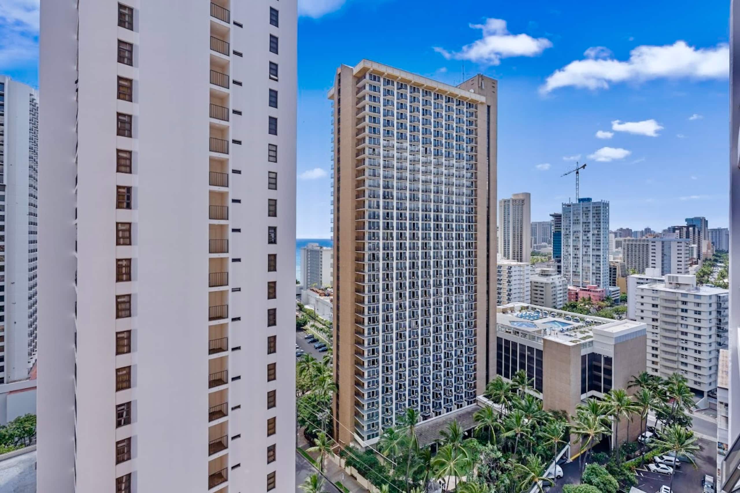 Condo in Honolulu · ★4.96 · 1 bedroom · 3 beds · 1 private bath - Image 47