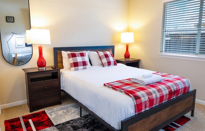 Your central, modern, clean room for rest, relaxation, conferences or work. 65" Smart TV.  FAST WIFI (~500 Mbps) and work desk. Smart locks (check in/out whenever, no keys to handle). Mini Fridge, Luggage rack, iron/board. Kitchen & Patio access.
