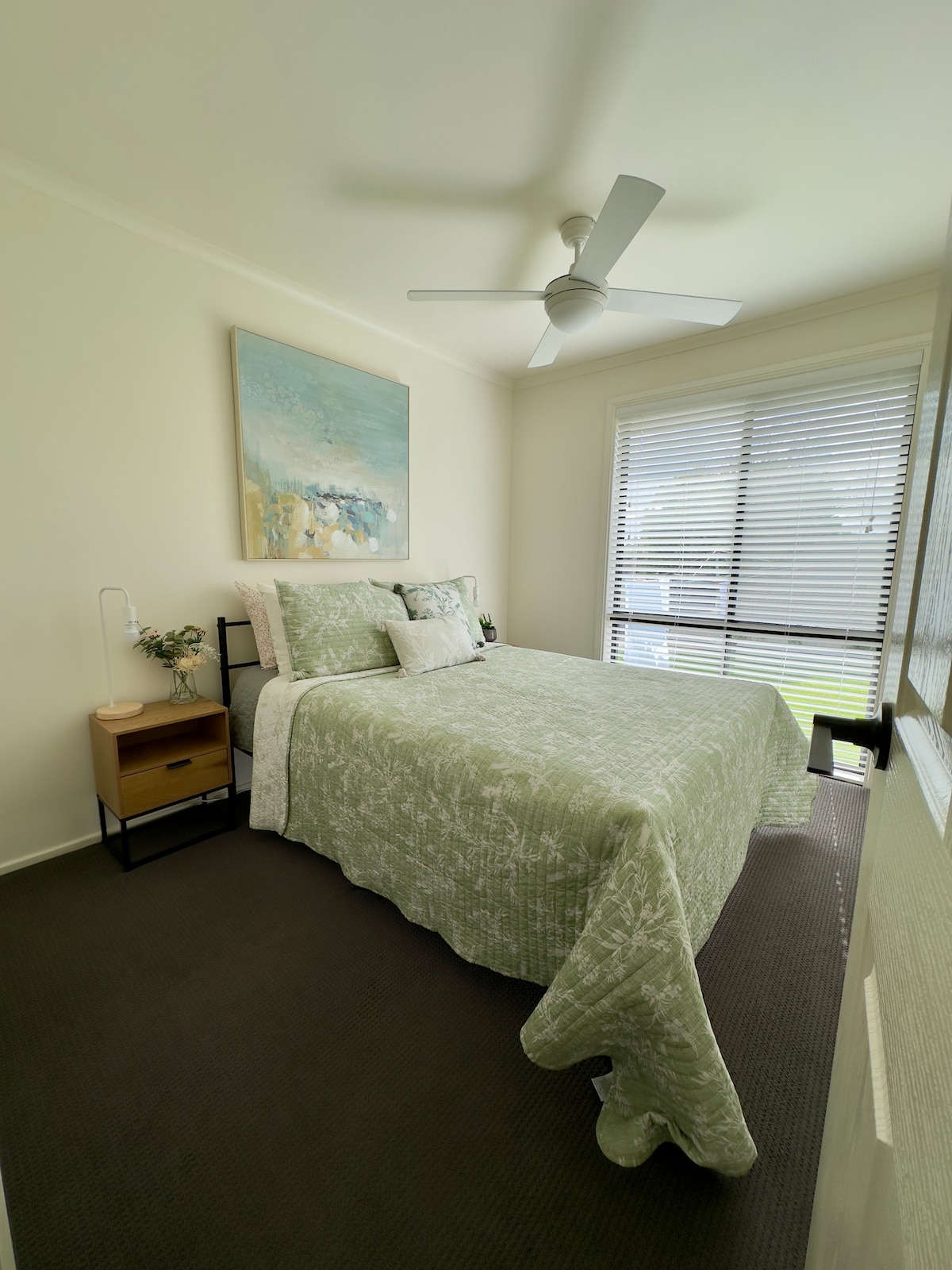 次卧配有双人床。 舒适的床垫和带衣架的双人内置床。