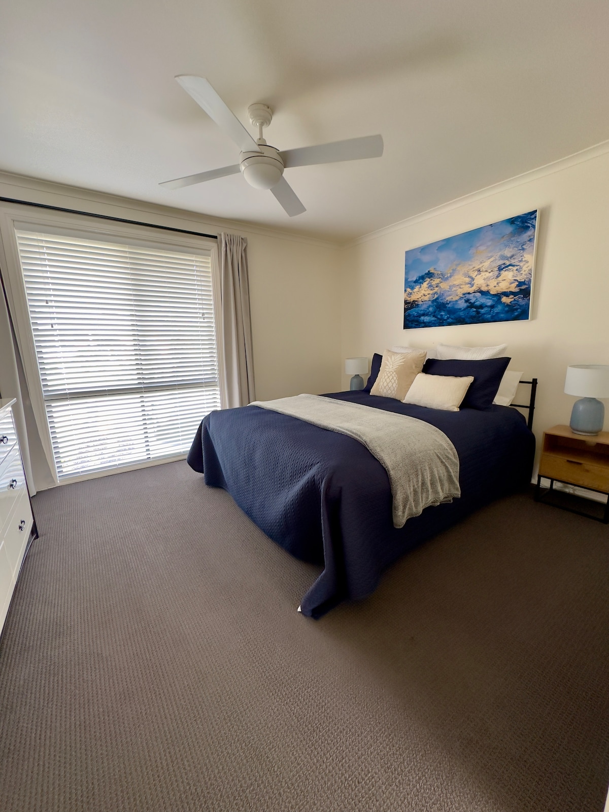 主卧配备标准双人床。 舒适的床垫和床上用品。 双层内置衣架。 