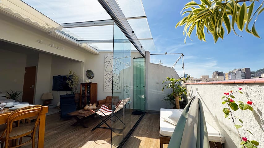 Cobertura aconchegante com teto de vidro