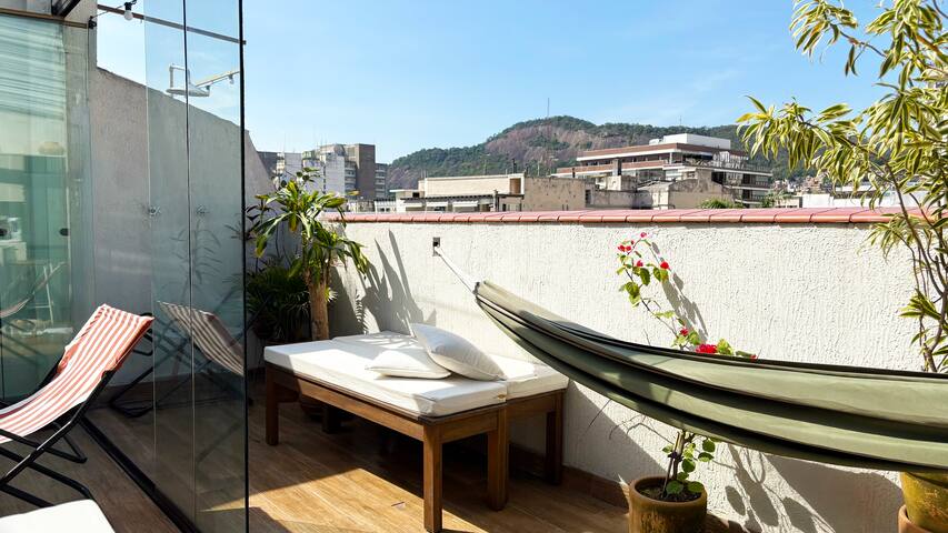 Cobertura aconchegante com teto de vidro gallery image 2