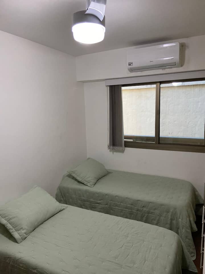 שתי מיטות יחיד סטנדרטיות, מיזוג אוויר חדש ומזרנים חדשים.
