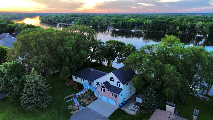 Manor on the River, 5,000 SQFT, Hot Tub & Kayaks