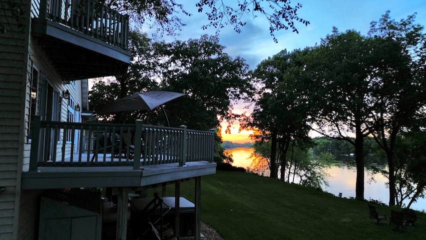 Manor on the River, 5,000 SQFT, Hot Tub & Kayaks gallery image 3