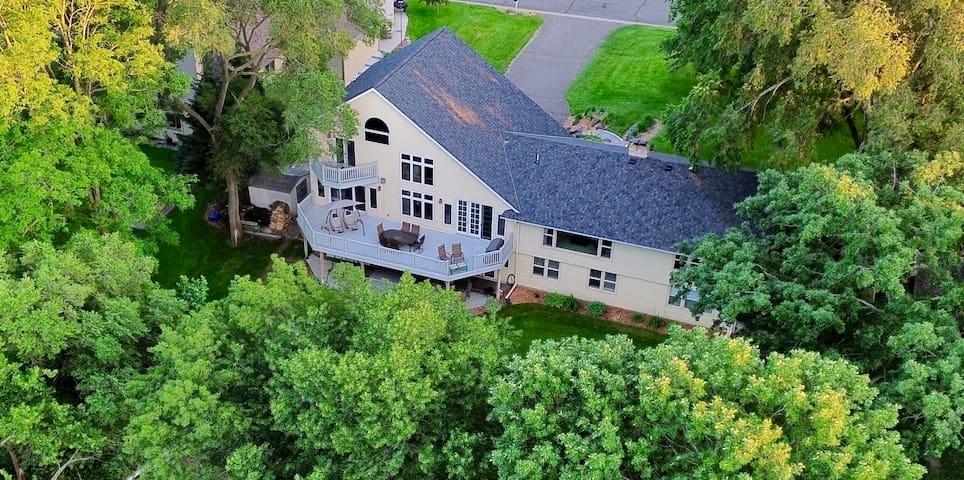 Manor on the River, 5,000 SQFT, Hot Tub & Kayaks gallery image 4