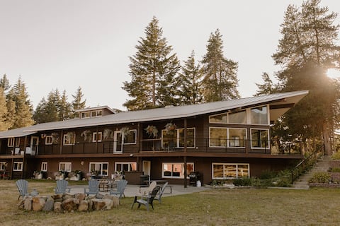 Spacious Lodge for 20 | Private 50-Acre Stay