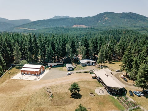 Spacious Lodge for 20 | Private 50-Acre Stay