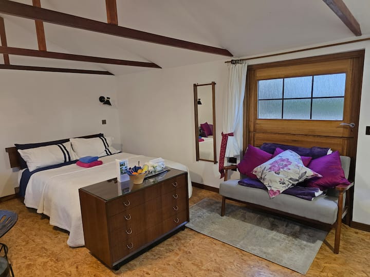 Manželská posteľ.  Extra paplón a vankúše podľa potreby.  Celoplošné zrkadlo, závesný a zásuvkový priestor na oblečenie, sušič vlasov a úschovňu batožiny.