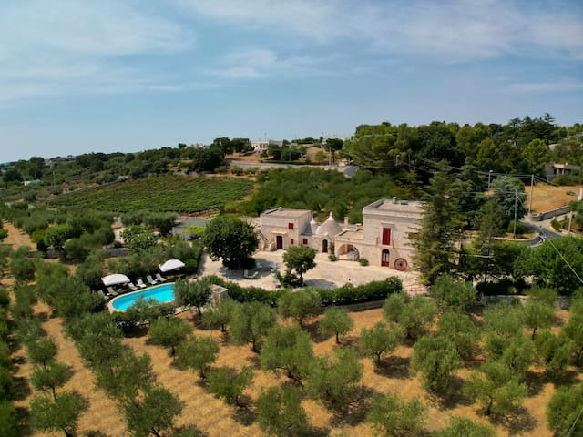 [Locorotondo] Masseria Trulli Bruni with pool