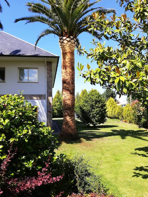 Spacious house with garden, swimming pool and BBQ