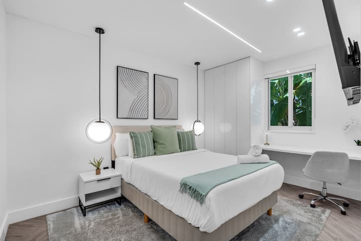 El dormitorio 5 combina elegancia y funcionalidad con una cama tamaño queen, baño privado, televisor inteligente, iluminación ambiental, cortinas opacas y un amplio armario. Un espacio de trabajo dedicado lo hace ideal para relajarse o trabajar con estilo en su refugio de Brickell.
