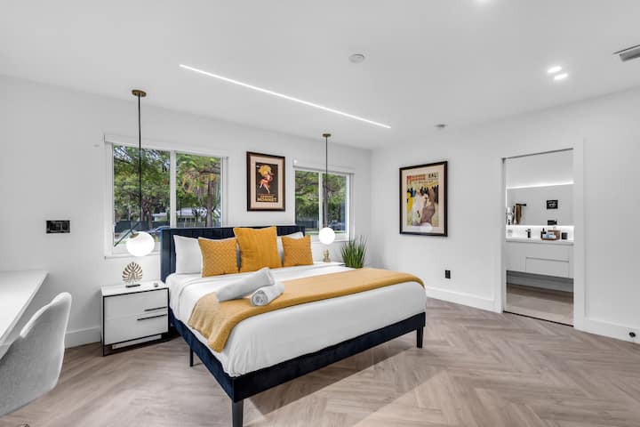 Relájate en el elegante dormitorio principal con una lujosa cama tamaño king, baño privado tipo spa, iluminación ambiental, televisor inteligente, cortinas opacas, armario espacioso y un espacio de trabajo elegante, donde la comodidad se combina con un diseño de lujo para un descanso verdaderamente reparador.