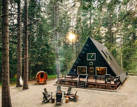 Luxe A-Frame: Hot Tub,  Sauna, BBQ & King Bed!