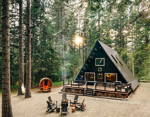 Luxe A-Frame: Hot Tub,  Sauna,  BBQ, & King Bed!