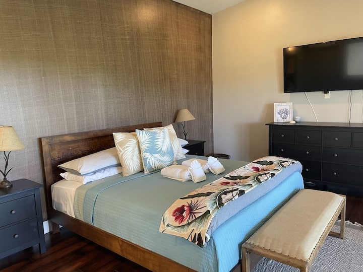 בחדר השינה הראשי יש מיטת קאל-קינג גדולה ומאוורר תקרה לנוחות.