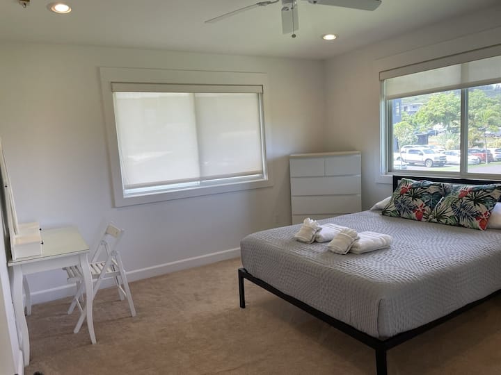 בחדר האננס יש גם שולחן עבודה לעבודה מרחוק