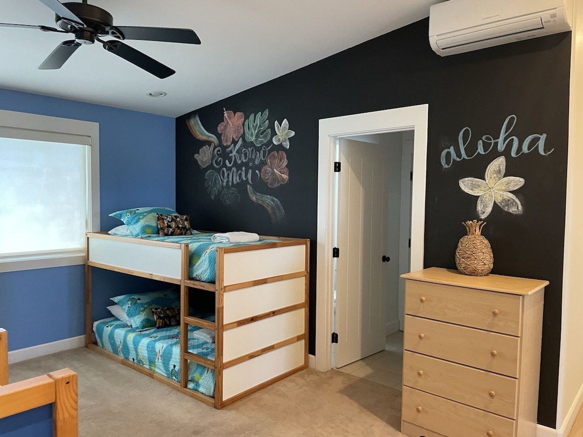 开放式Keiki房间，带2张双层床和黑板墙。