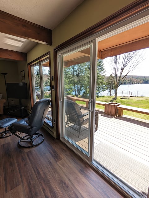 Top Airbnb: Lakeside Getaway 3 bedroom Cottage in Minden Hills