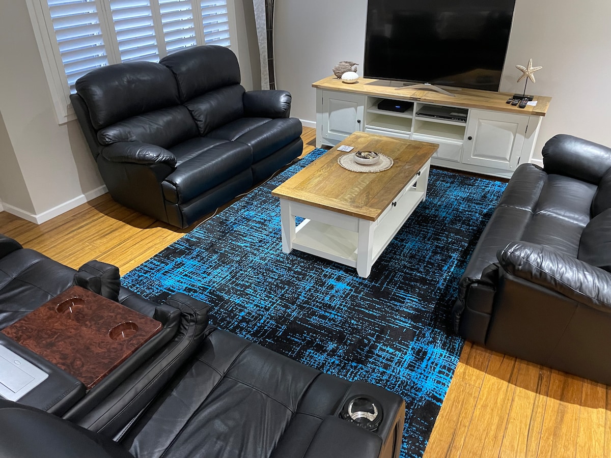 Top Airbnb: Relax and Revive in Vincentia - Luxurious 4br home in Vincentia