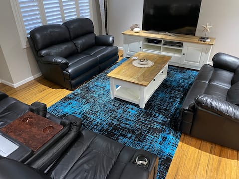 Top Airbnb: Relax and Revive in Vincentia - Luxurious 4br home in Vincentia