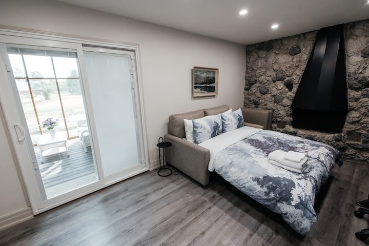 Spálňa na hlavnom poschodí s kancelárskym priestorom a vlastnou toaletou