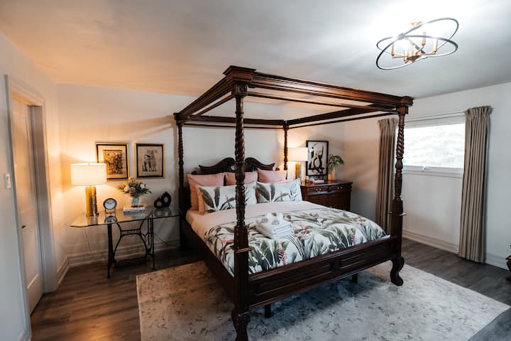 Hlavná spálňa na druhom poschodí s manželskou posteľou, detskou postieľkou a vlastnou kúpeľňou 